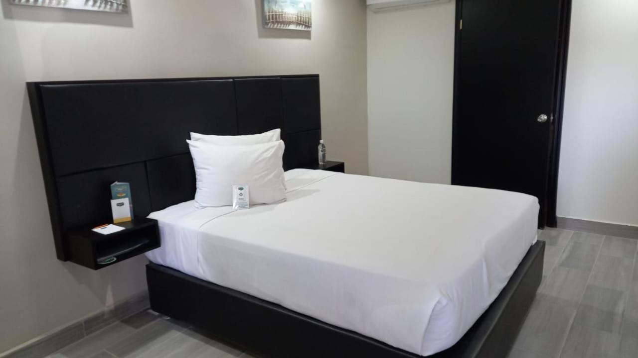 Hotel Siesta Real เม็กซิกาลิ ภายนอก รูปภาพ